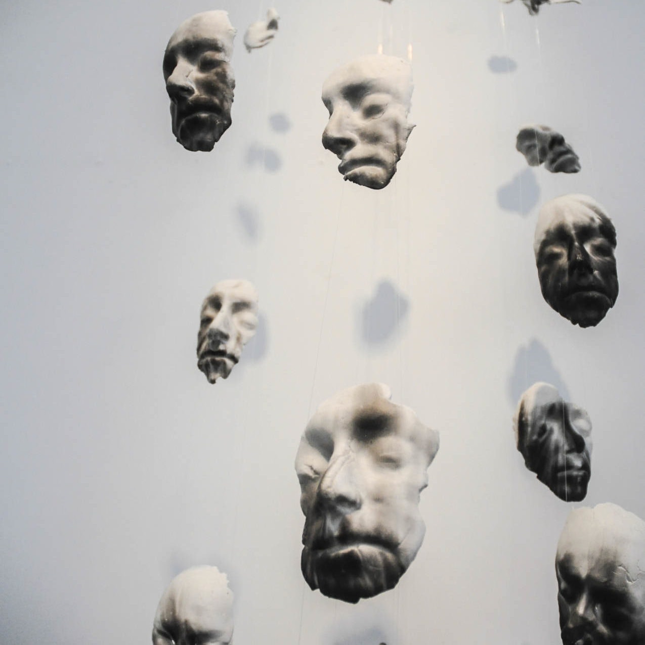 Samuel Yal, Effusion, Porcelaine, charbon 300x150x150 cm, 2016