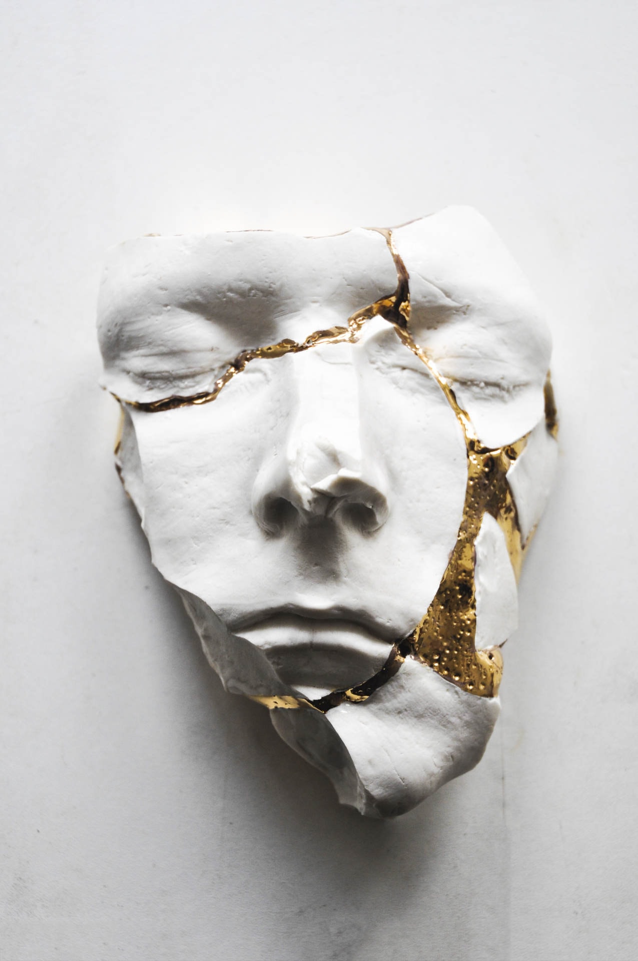 Samuel Yal, Réparation, Porcelaine, or (série) 22x20x19 cm, 2017